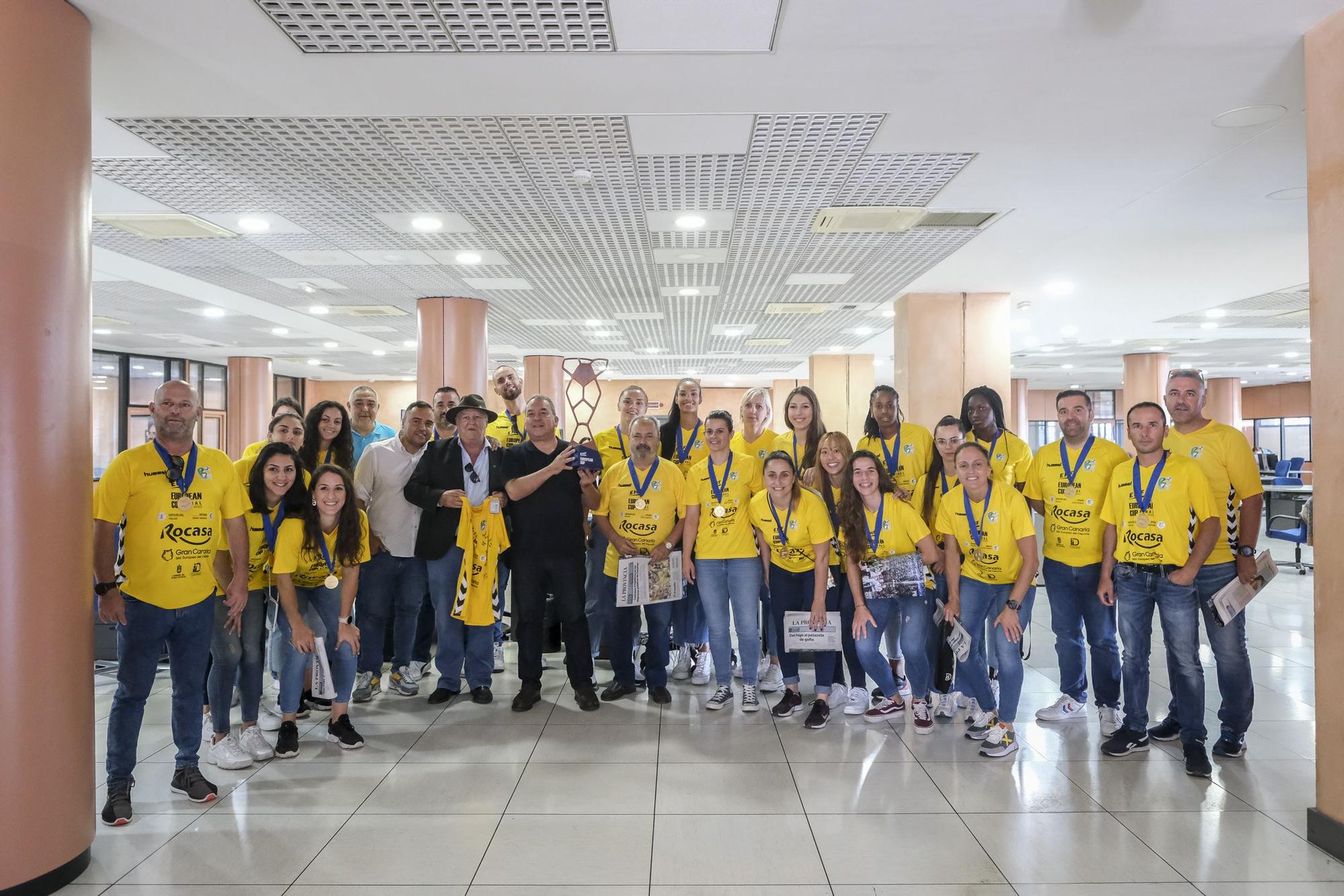 El Rocasa visita LA PROVINCIA con su tercer trofeo de campeón europeo de balonmano femenino