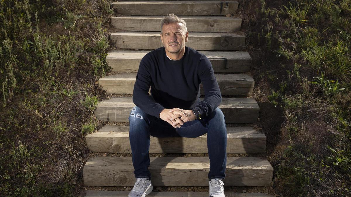 Quique Cárcel, director deportivo del Girona, posa para EL PERIÓDICO en La Vinya, el centro de entrenamiento del club.