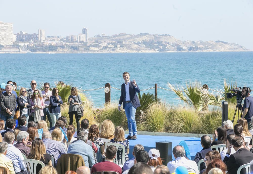 Casado propone en Alicante que todas las oposiciones se desarrollen en castellano.