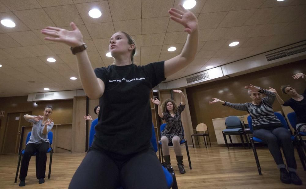 Bailarines de la compañía neoyorquina de Mark Morris imparten una clase en Oviedo para mejorar el equilibrio y la flexibilidad de enfermos con temblores