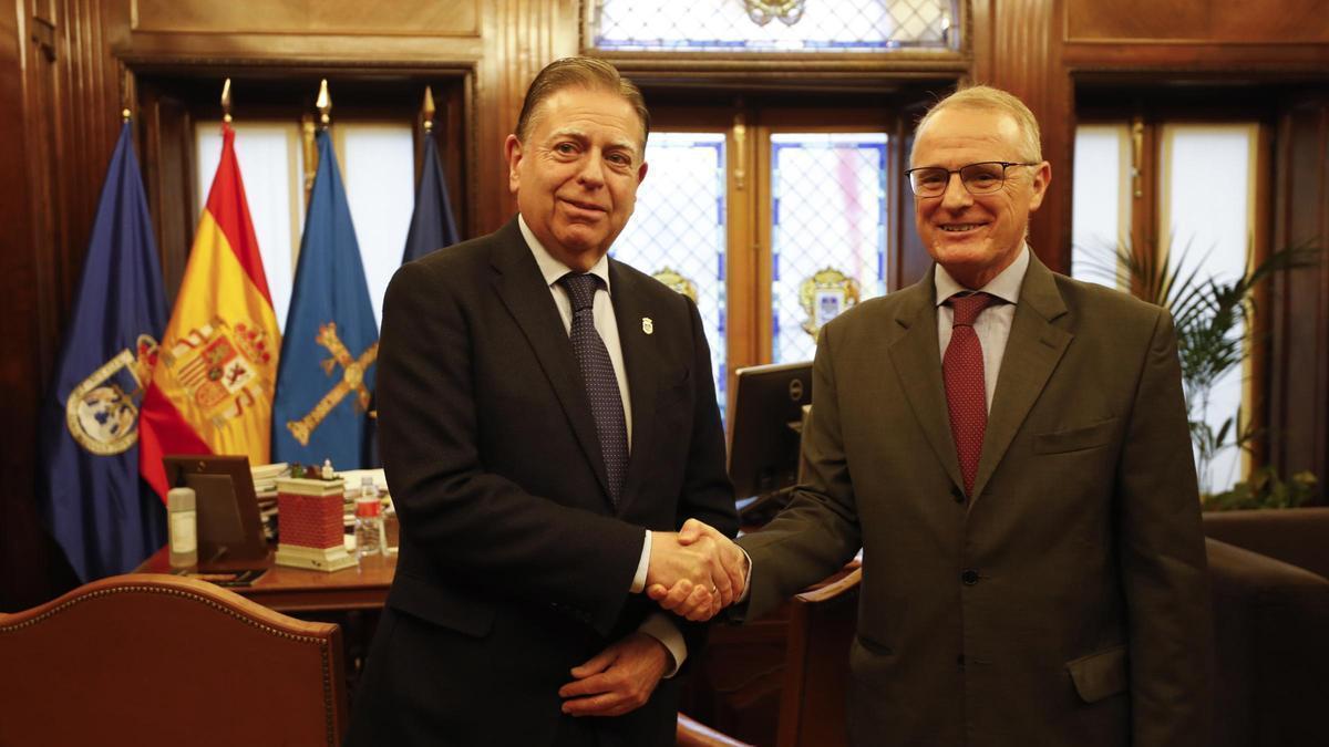 Diego Canga y Alfredo Canteli, en el Ayuntamiento de Oviedo.