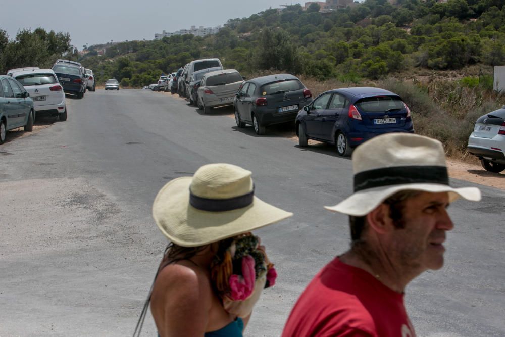 La dificultad de aparcar en las playas de Elche.