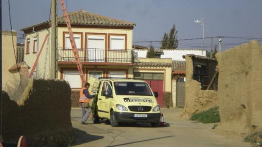 Un operario trabaja en el cambio del cableado en San Martín de Valderaduey.