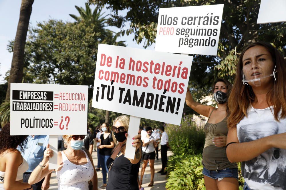 La hostelería llena las calles de Málaga para protestar por las restricciones