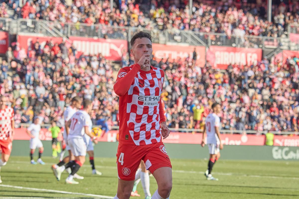 Arnau Martínez celebra su gol con el Girona en Montilivi frente al Sevilla.