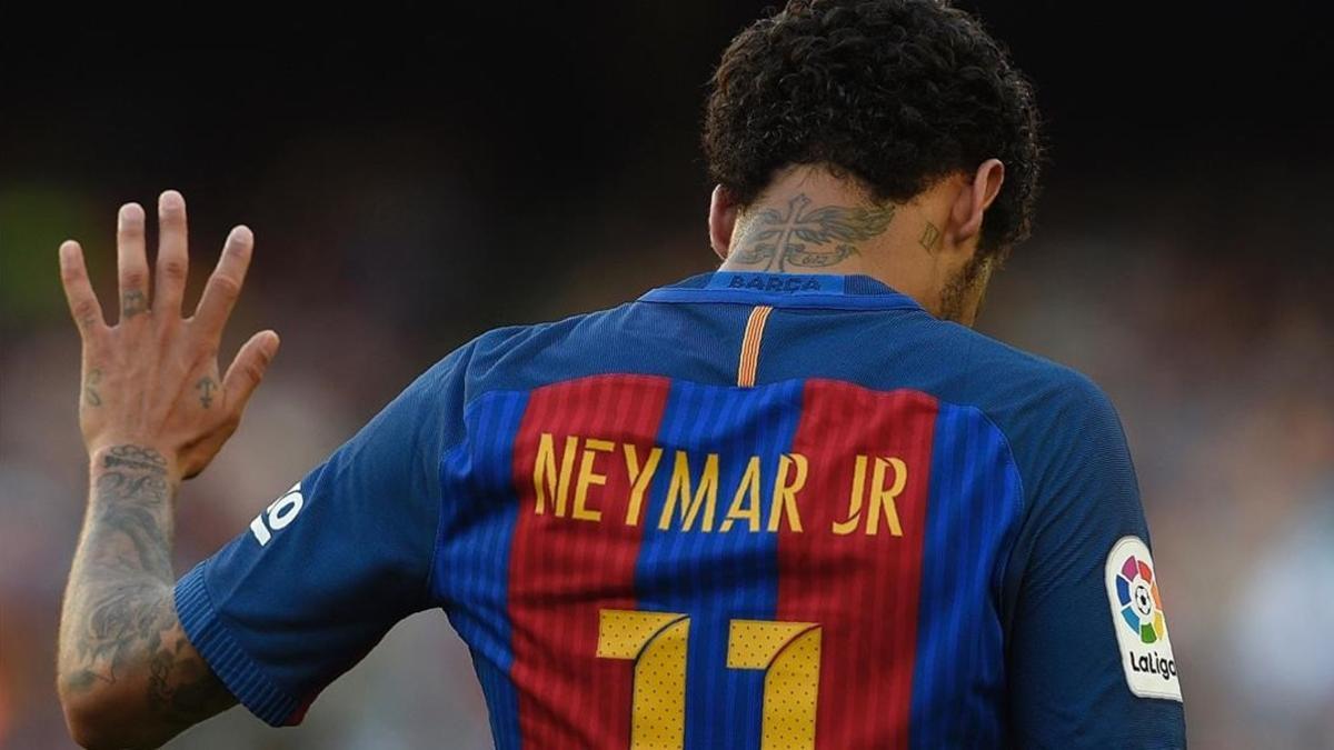 Neymar se disculpa en el partido frente al Villarreal en mayo del 2017.