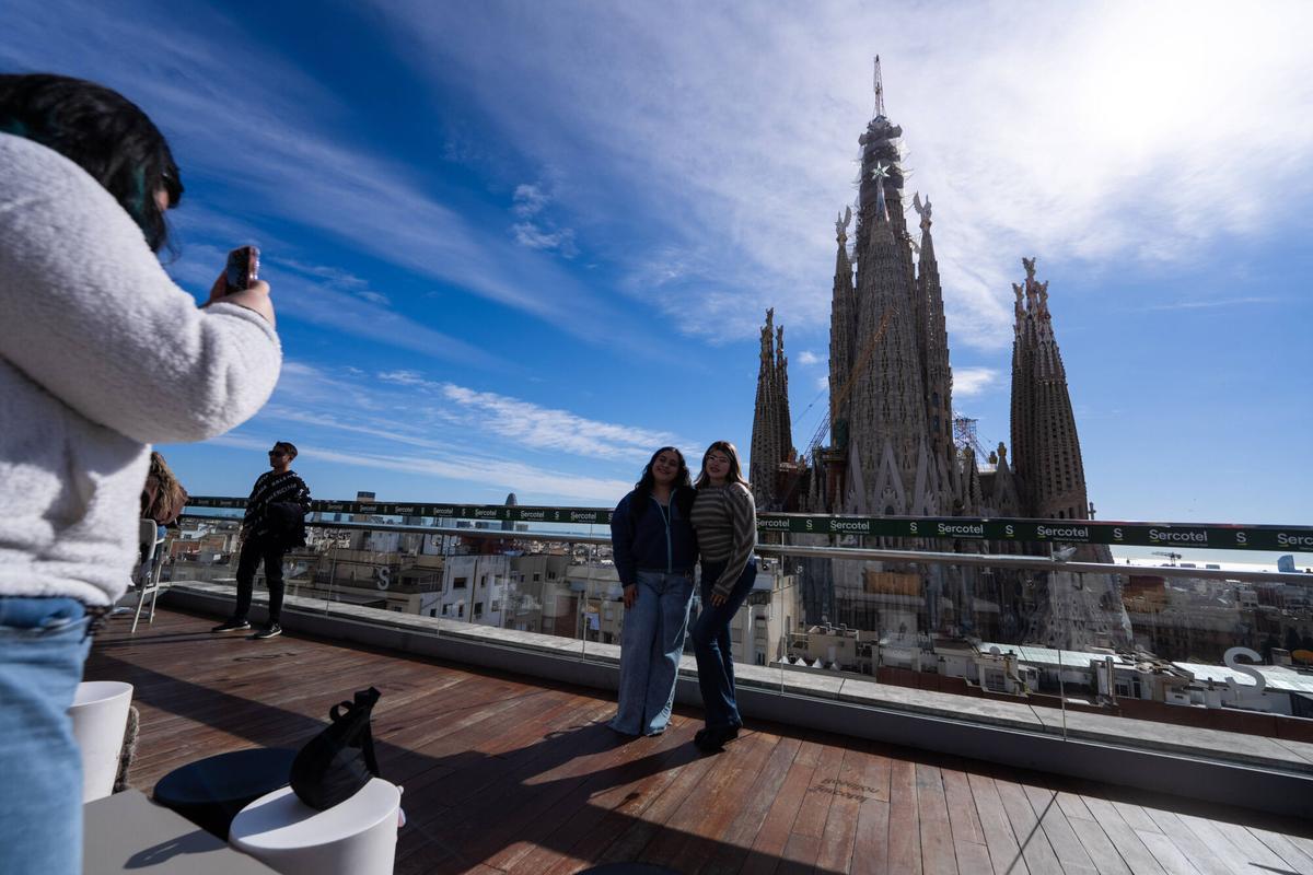 Los hoteles de la Sagrada Família y el centro de Barcelona elevan precios y ocupación por el Papa, la F1 y el Primavera Sound