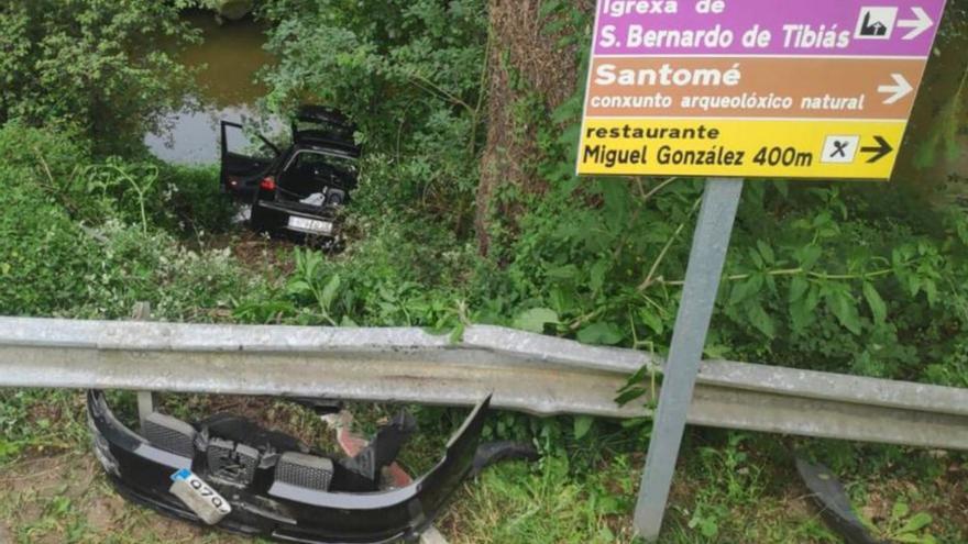 Heridos el conductor y el acompañante tras despeñarse con el coche al río Lonia