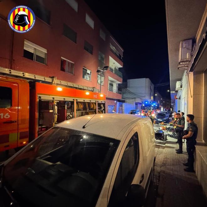 Un muerto y tres afectados por inhalación de humo en un incendio en un edificio de Alberic