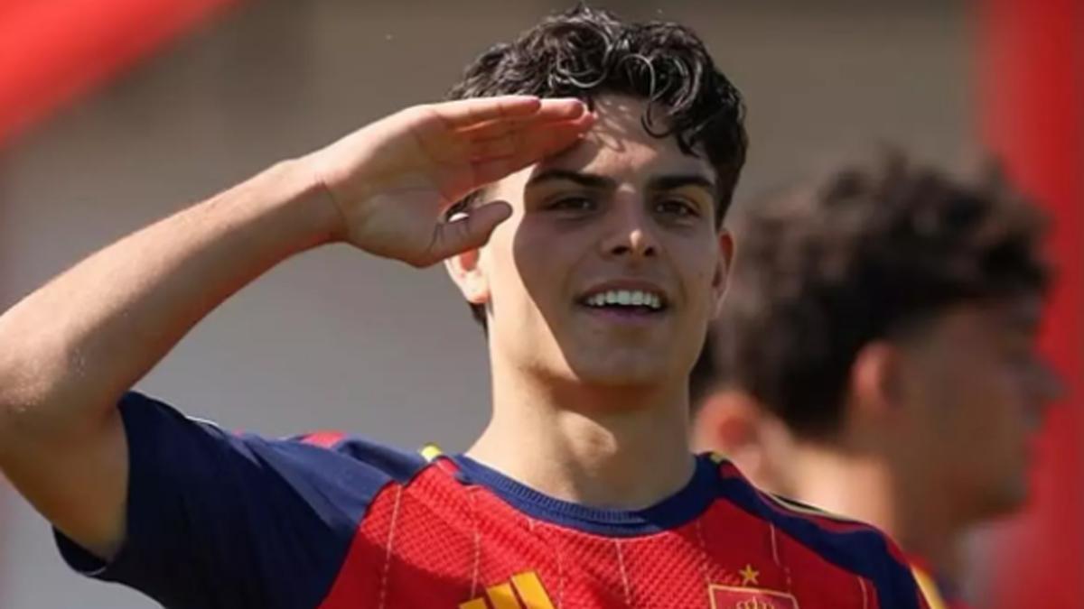 Xavi Espart, saludando con España sub-19