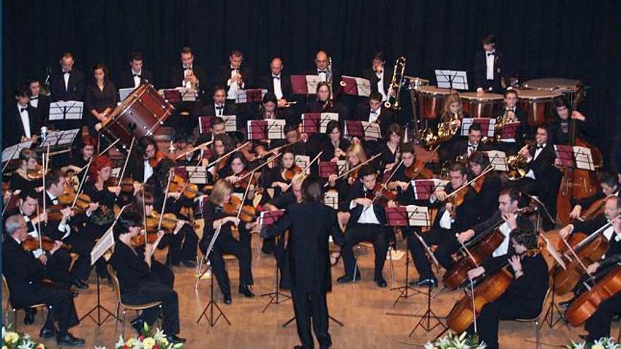 La orquesta sinfónica de San Vicente actuó en la gala benéfica organizada por Almorçarets y el Club de Leones