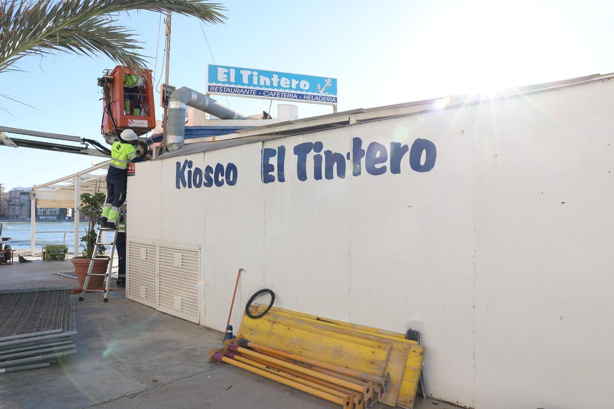 Trabajos de desmontaje y demolición del Kiosco El Tintero en la playa del Cura de Torrevieja por parte del servicio provincial de Costas