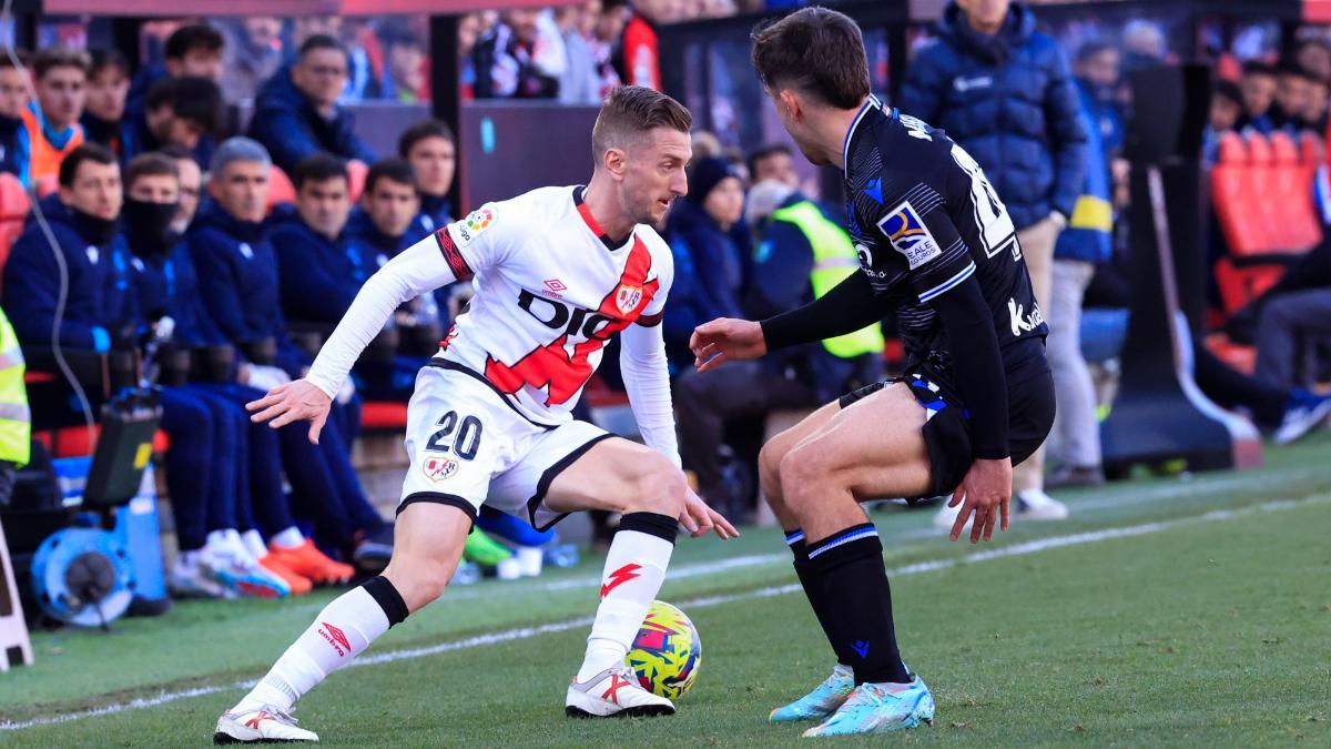 Iván Balliu: El jugador del Rayo Vallecano jugó con la sub-17 de España, sin embargo nunca dio el salto a la absoluta y por ello acabó jugando con Albania, donde tiene raíces.