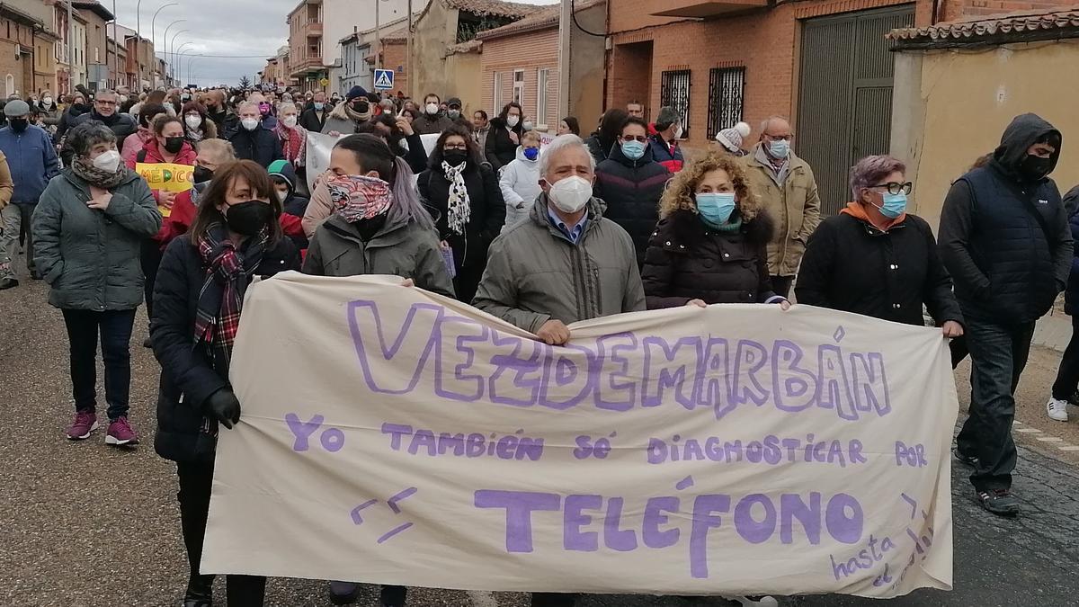 Vecinos de Vezdemarbán portan una pancarta en la manifestación celebrada en Morales de Toro