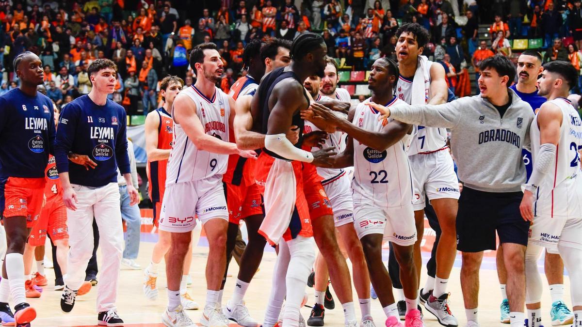 Imagen de la tangana final del partido entre Leyma Coruña y Monbus Obradoiro.
