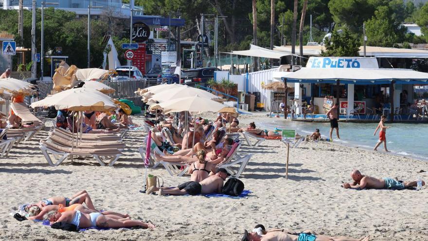 Bañista en la playa de es Pouetó este pasado mes de octubre. | J.A.RIERA