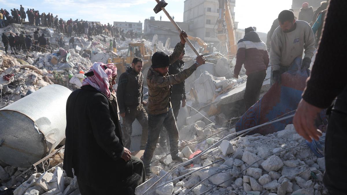 Imatge de les tasques de rescat a la província d'Idlib (Síria) després que diversos terratrèmols hagin sacsejat el nord de Síria i el sud de Turquia