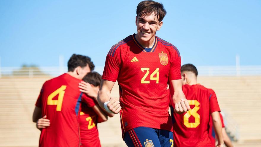 Carlos Espí Escrihuela celebra uno de sus goles con España en el partido de este martes