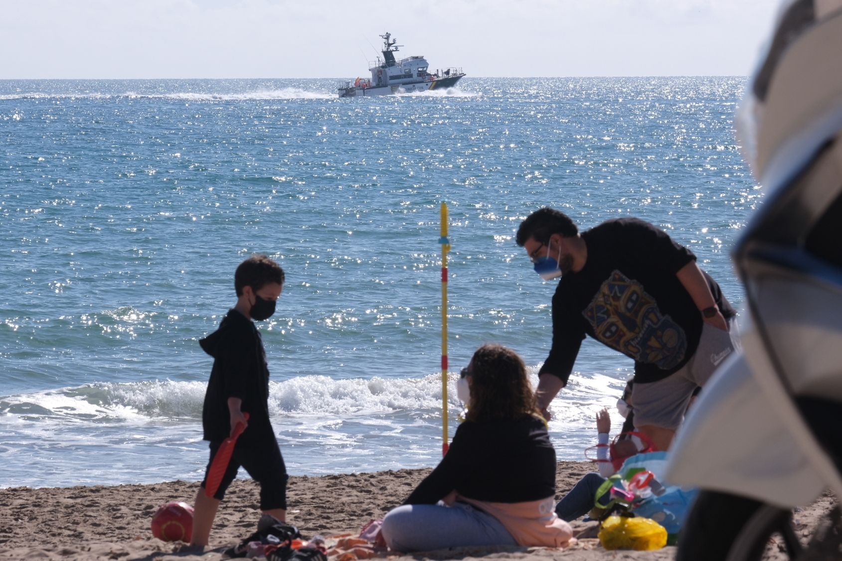 Domingo primaveral en Elche: Centenares de personas peregrinan a la playa de la Marina