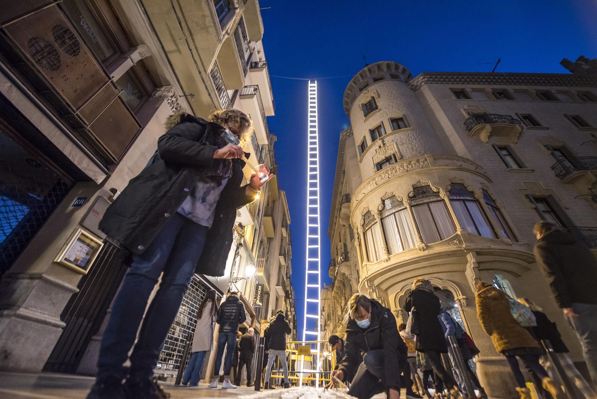 Òmnium omple Sant Domènec d’espelmes durant la Festa de la Llum