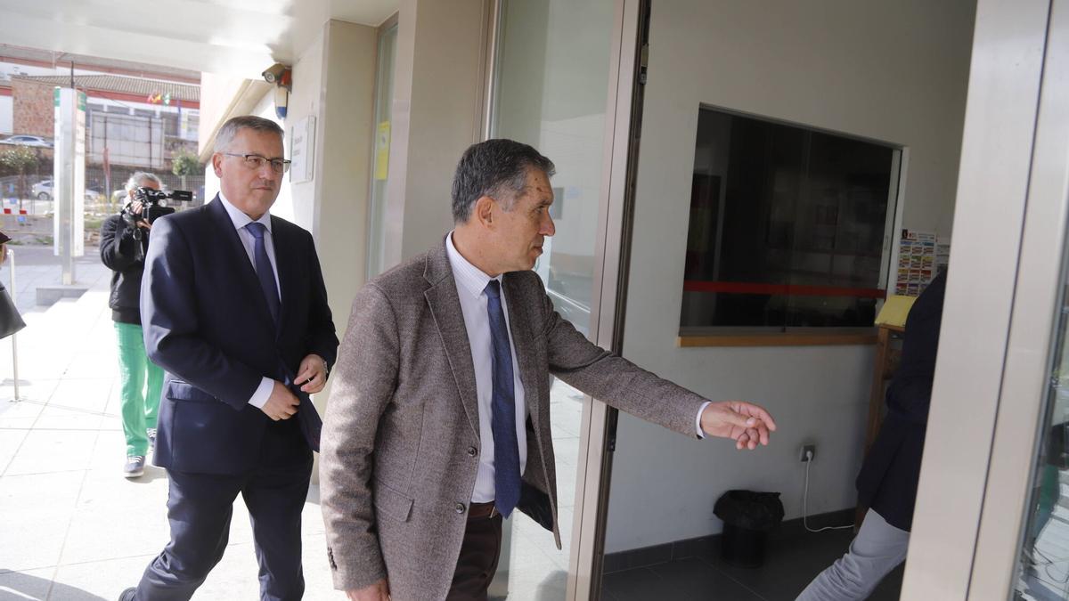 Lorenzo del Río accede al Tribunal de Instancia de Montoro seguido por Miguel Ángel Pareja este jueves.