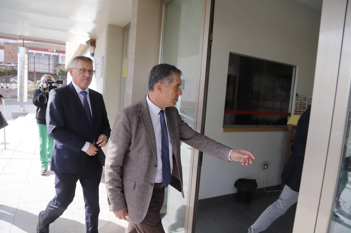 Lorenzo del Río accede al Tribunal de Instancia de Montoro seguido por Miguel Ángel Pareja este jueves.