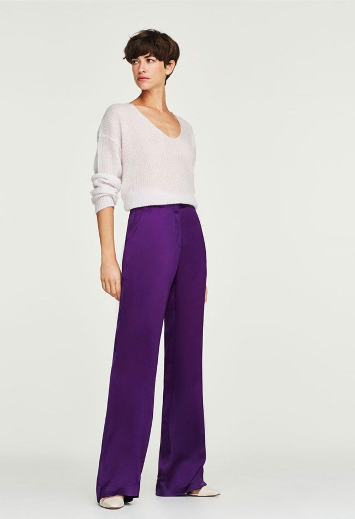 Pantalones fluidos en color morado de Uterqüe