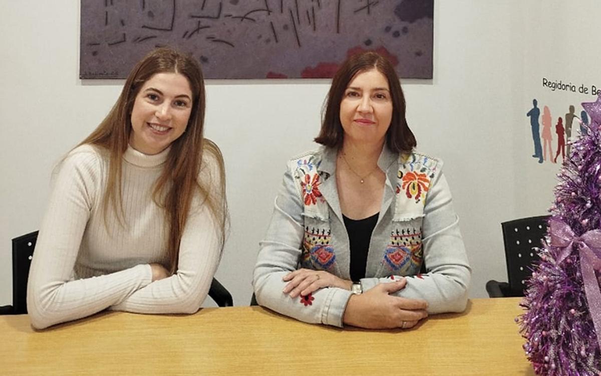 La veterinaria Ana Cabrera (a la izquierda) y la concejala de Bienestar Animal, Anna Lanuza.