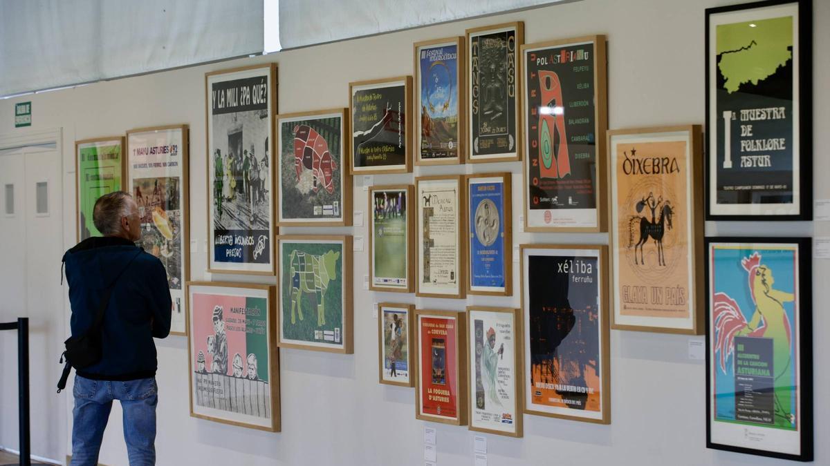 La exposición “Carteles en asturiano (1976-2000)” en el Pueblu d'Asturies, en imágenes