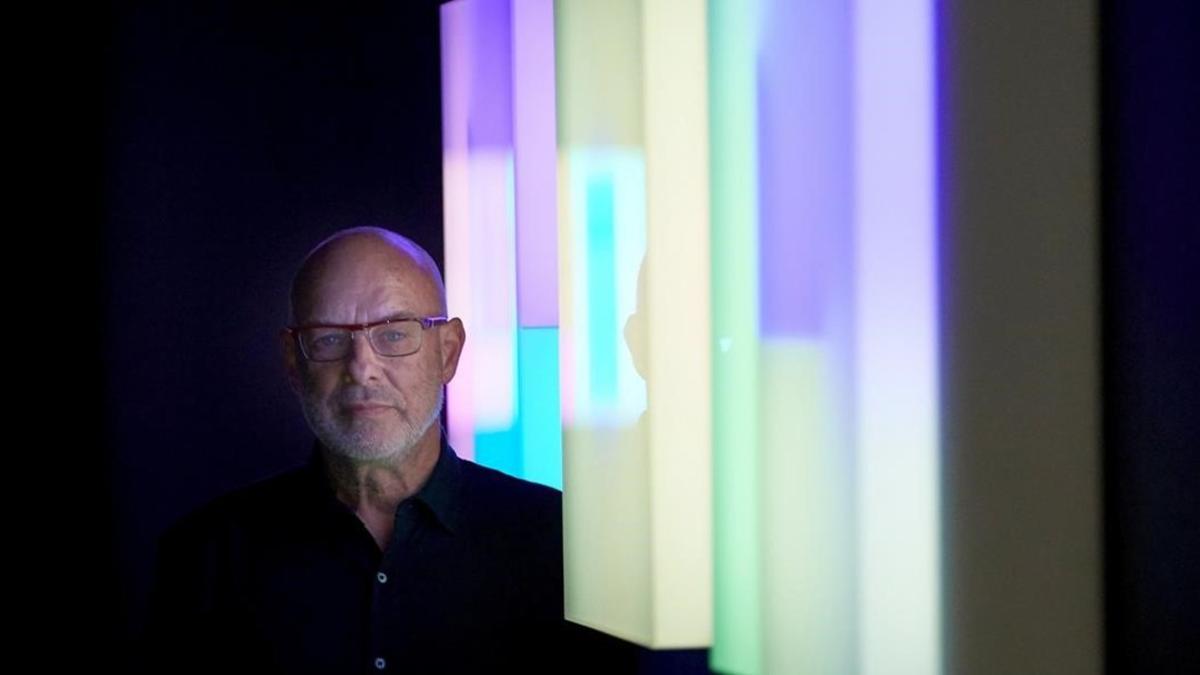 Brian Eno, este miércoles, en el centro Arts Santa Mònica de Barcelona, en la inauguración de 'Lightforms / Soundforms'.