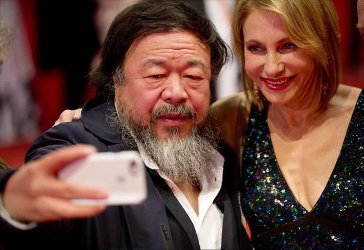 El artista chino Ai Weiwei se hace un selfie con Kimberly Marteau,  esposa del embajador estadounidense en Alemania en la alfombra roja del Festival de Cine de Berlín.