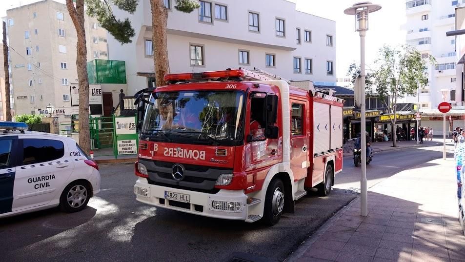 Desalojan a cien personas de un hotel de Magaluf tras detectar humo en la azotea