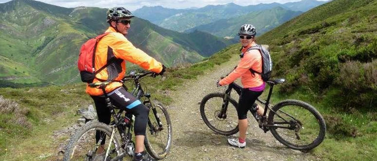 Dos de los participantes en la ruta.