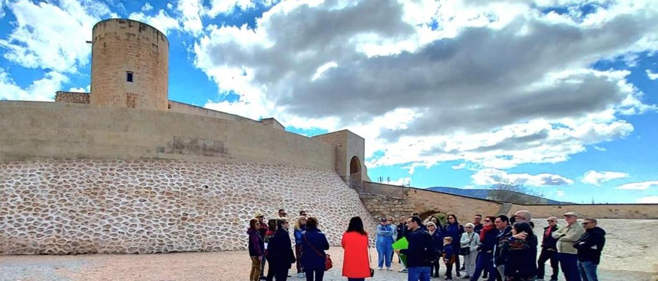 Visitantes en el interior del castillo de Elda este domingo.