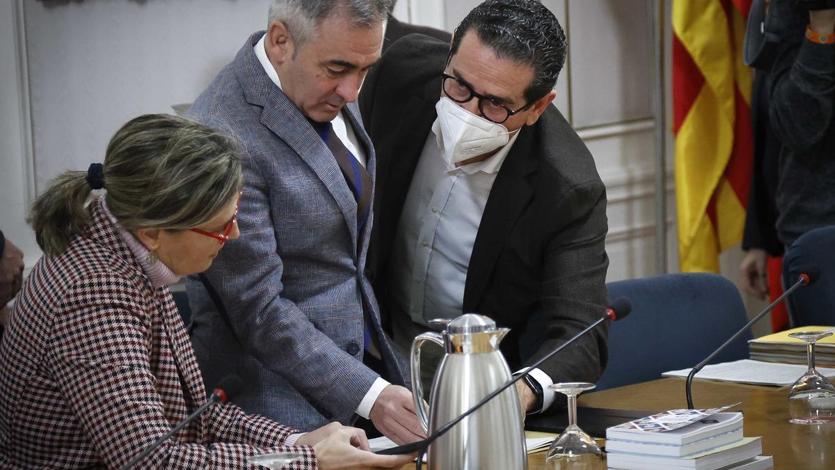 Los diputados del PP Elena Bastidas, Miguel Barrachina y Jorge Bellver, en la junta de síndiques.