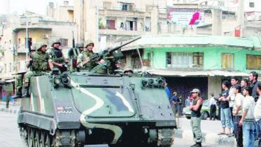 Un blindado del Ejército libanés, ayer, en una calle de Trípoli.