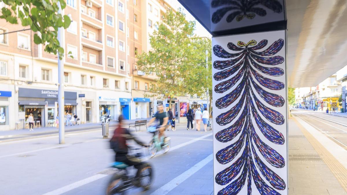 Las creaciones artísticas de ‘Parada Asalto’ 2026 se pueden ver en seis marquesinas del tranvía de Zaragoza.