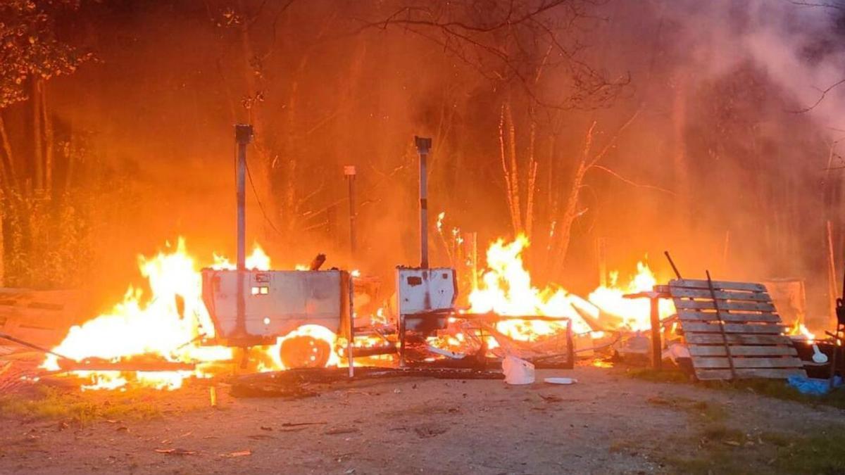 Un momento del incendio, con las llamas devorando la caravana.