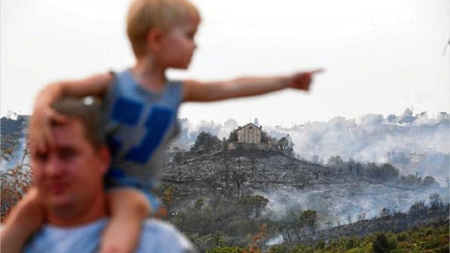 Un foc virulent fa desallotjar 150 persones, afecta 36 hectàrees i crema set cases