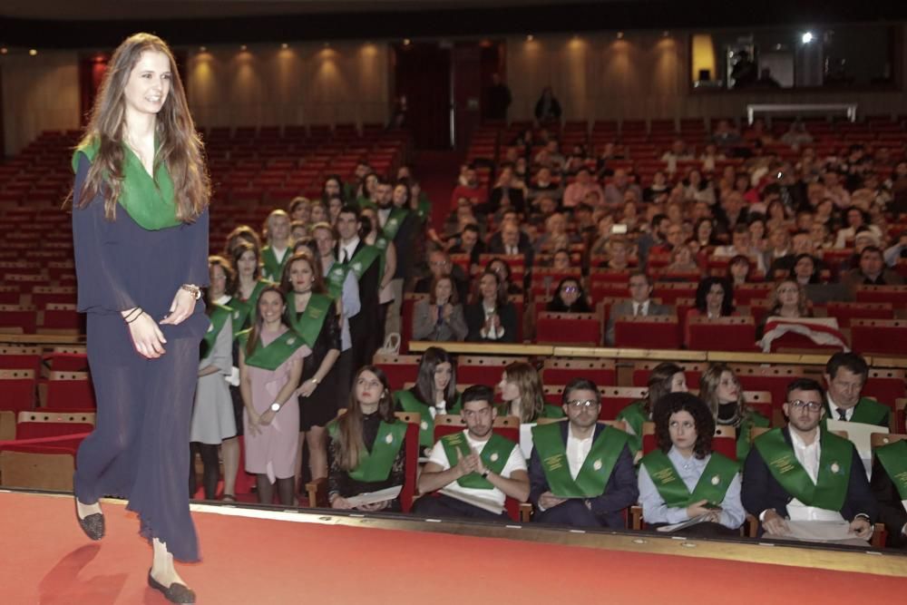 Entrega de diplomas a los graduados de la Facultad