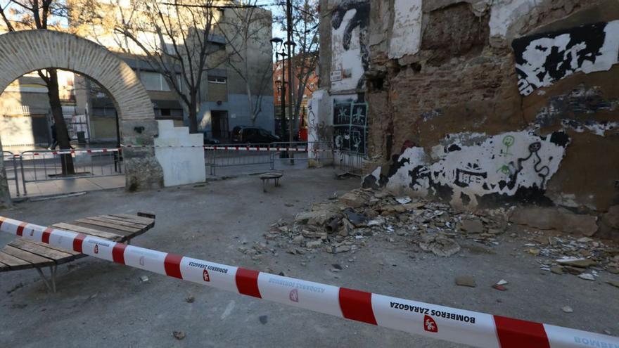 Cascotes en el suelo desprendidos de la fachada del edificio que da al conocido como ‘solar del conejo’.