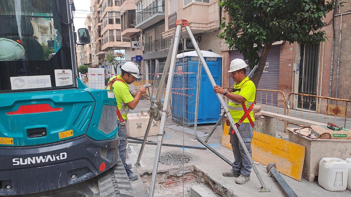 Trabajadores este jueves en la calle Camilo Flammarion durante el inicio de las actuaciones