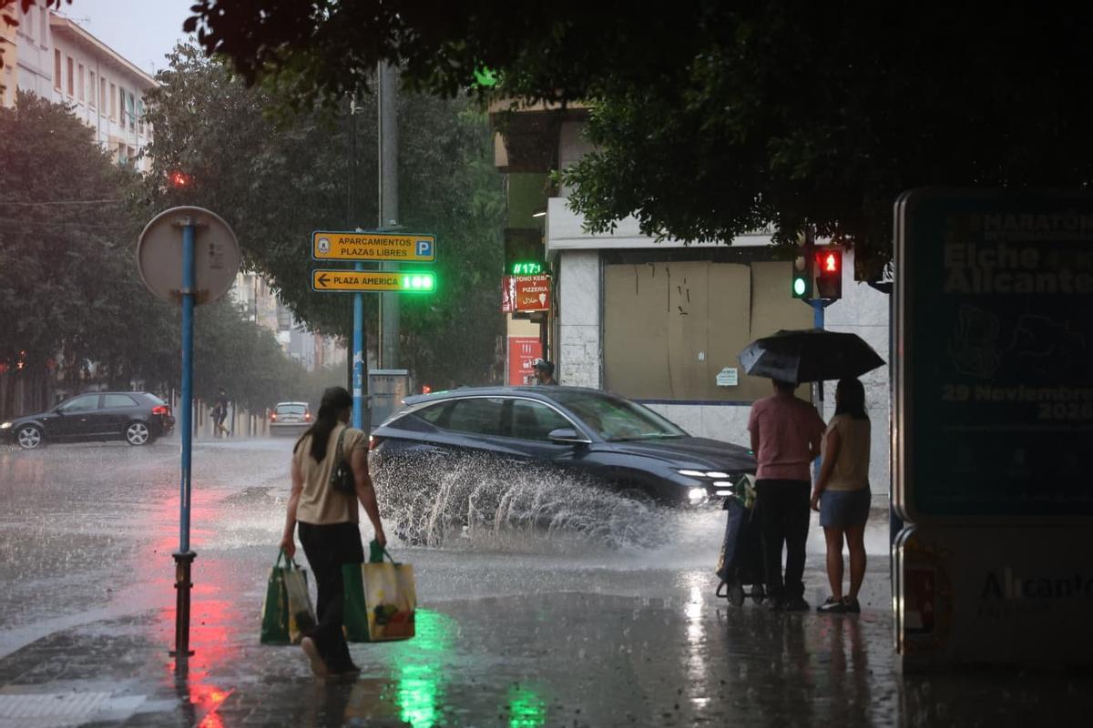 Imágenes de la lluvia que deja una tarde pasada por agua en el barrio alicantino de Altozano.