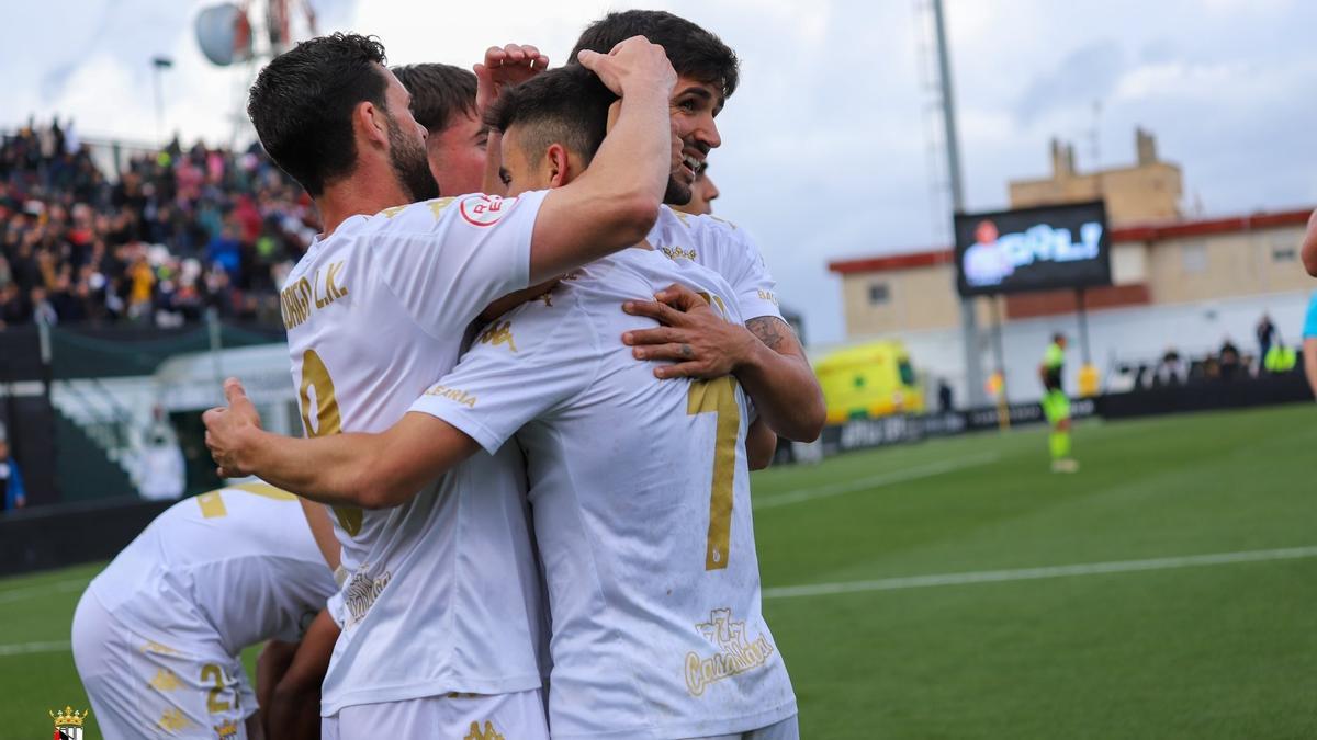 El AD Ceuta llega lanzado a La Rosaleda tras colocarse quinto en la clasificación.