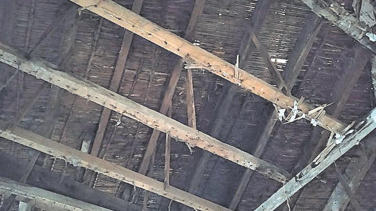 Se hunde el tejado del cuartel de 1886 de Gata