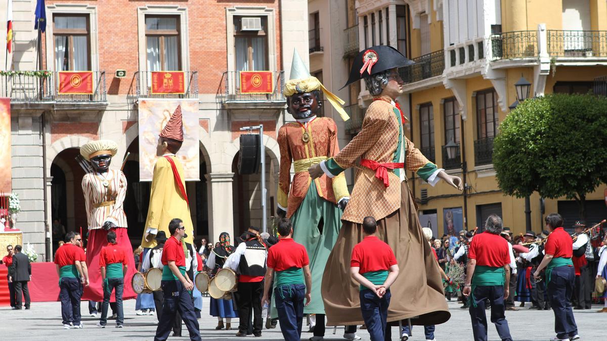 Los gigantes de Zamora en una procesión del Corpus años atrás
