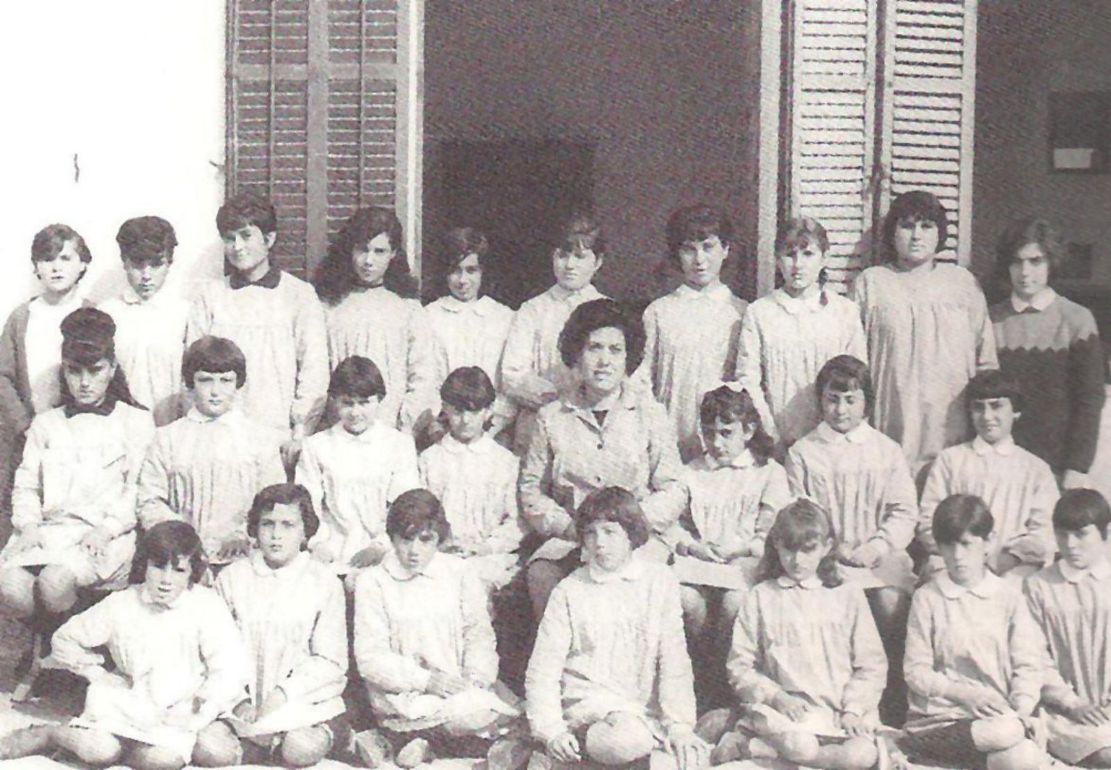 Les alumnes de l’escola de Santa Gertrudis a les darreries dels anys seixanta del segle XX.