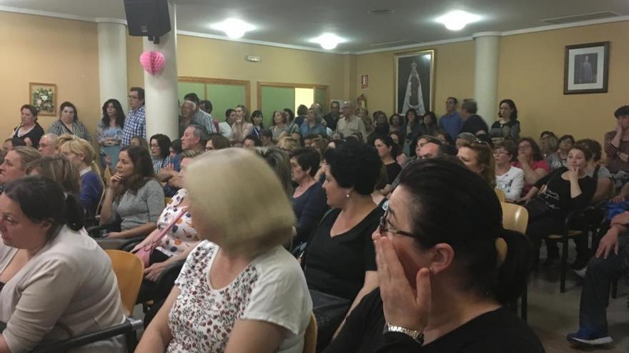 Más de 200 trabajadores de Cofrusa se reunieron anoche en una asamblea.