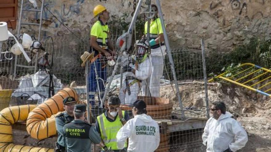 Hallan fragmentos de ropa y un reloj en el pozo donde buscan a la desaparecida