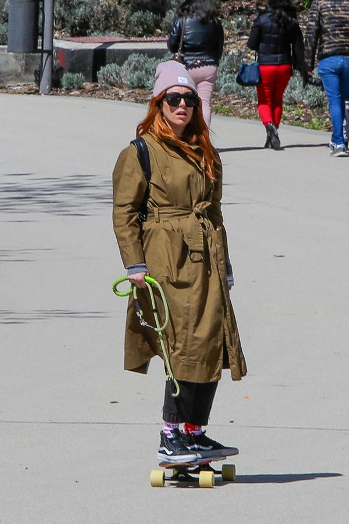 El look de Blanca Suárez con gorro de lana, trench verde y zapatillas Vans